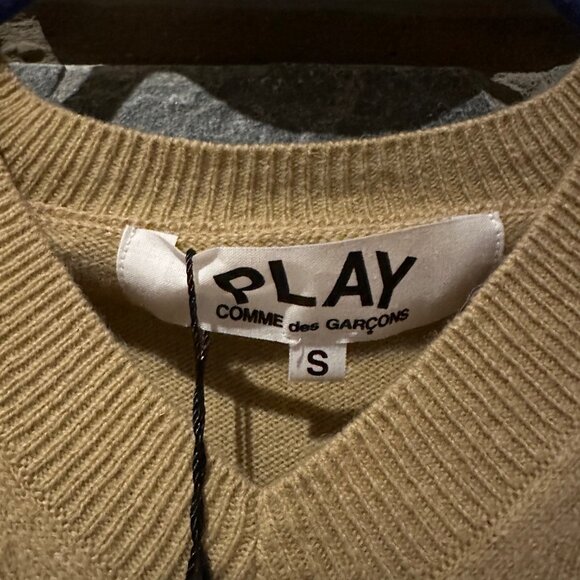 COMMES des GARCONS PLAY - V Neck Pullover Black Heart - NWT - Picture 6 of 6